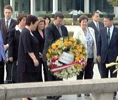 Austrian lawmaker visits Hiroshima's Peace Memorial Museum